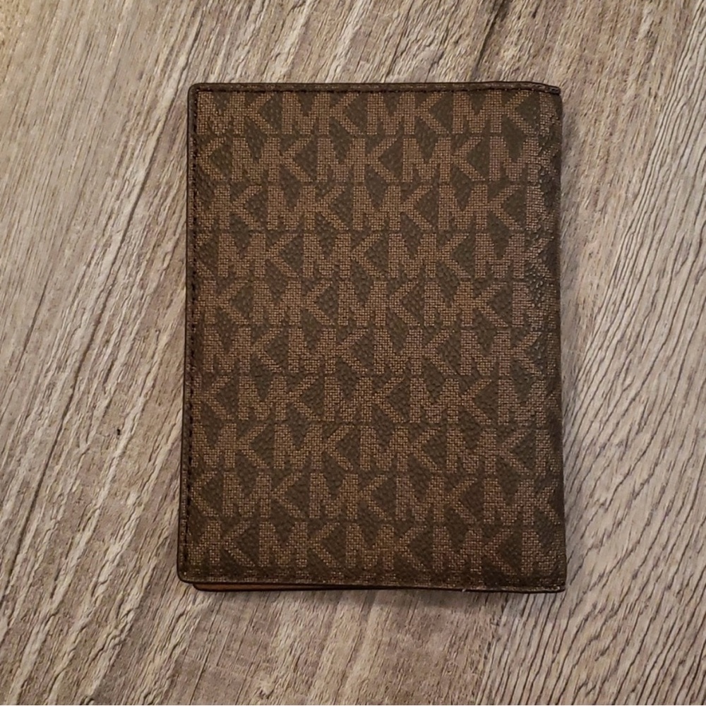 Michael Kors Passport Wallet. Brown & Gold. - Picture 3 of 6